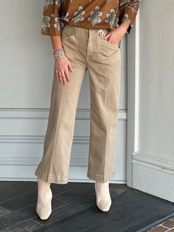 Charlie B Cropped Wide Leg Twill Pants in Sesame