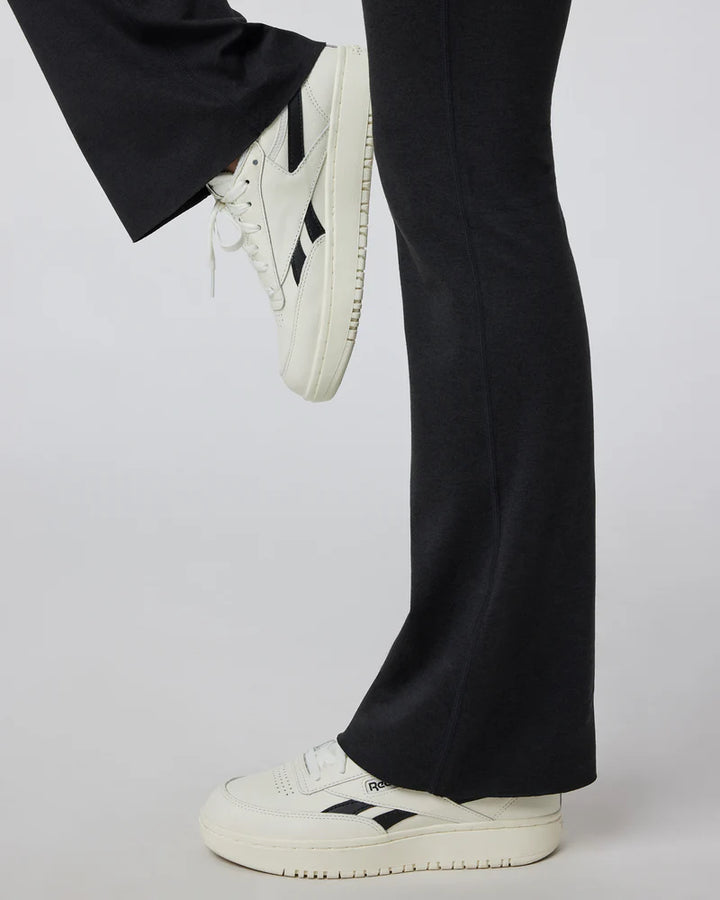 vuori Women's Halo Slim Flare in Black Heather